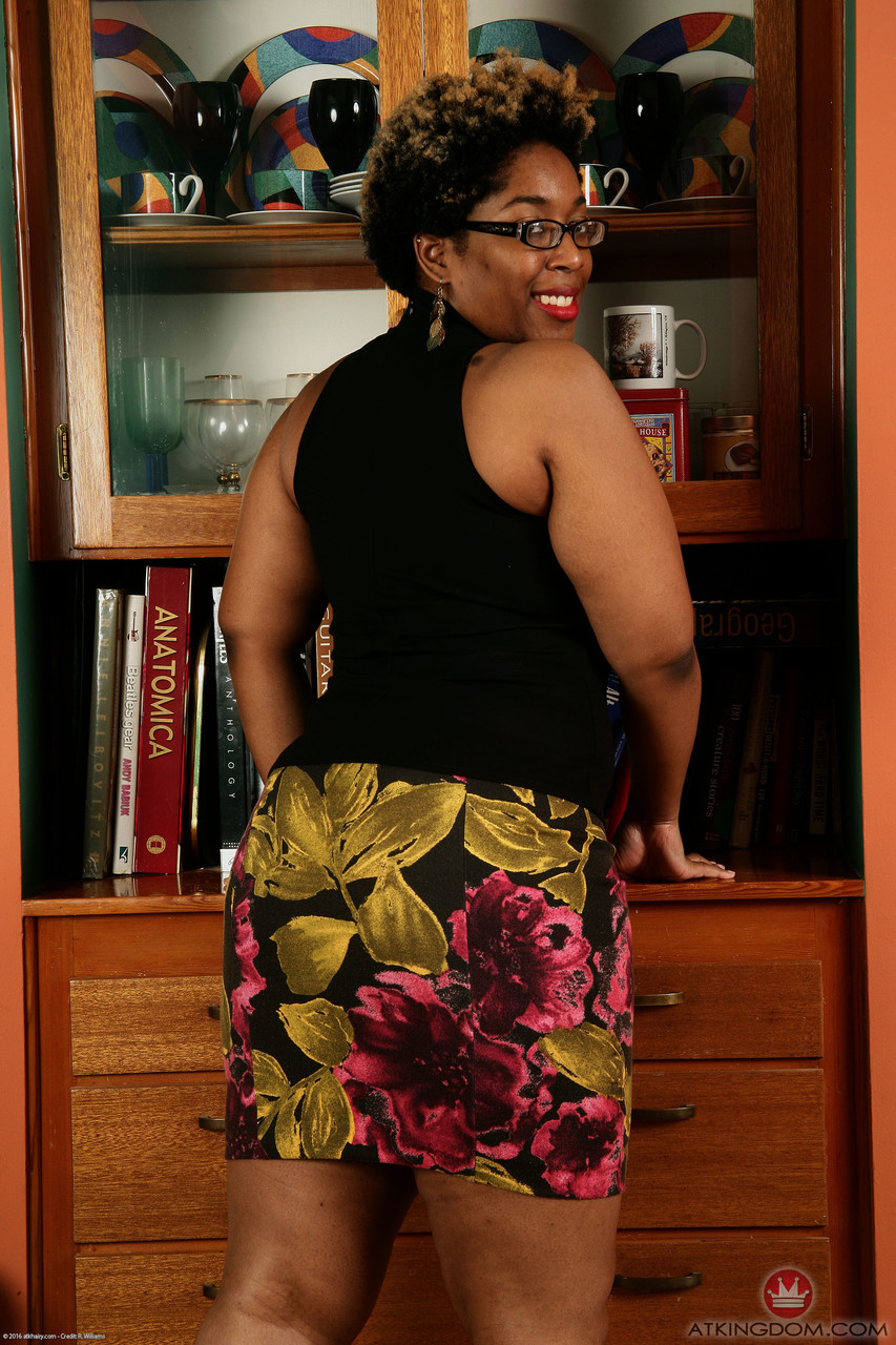 性感的黑人肥沃的迷雾裸体与展开她毛茸茸的阴道近距离