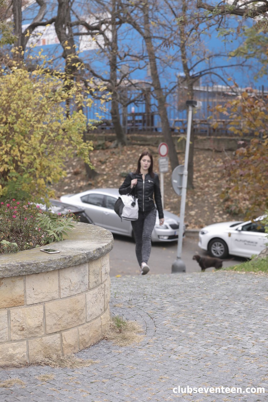 素人淫乱娘ミナBが見知らぬ男のデカチンをキツマンにぶち込まれる