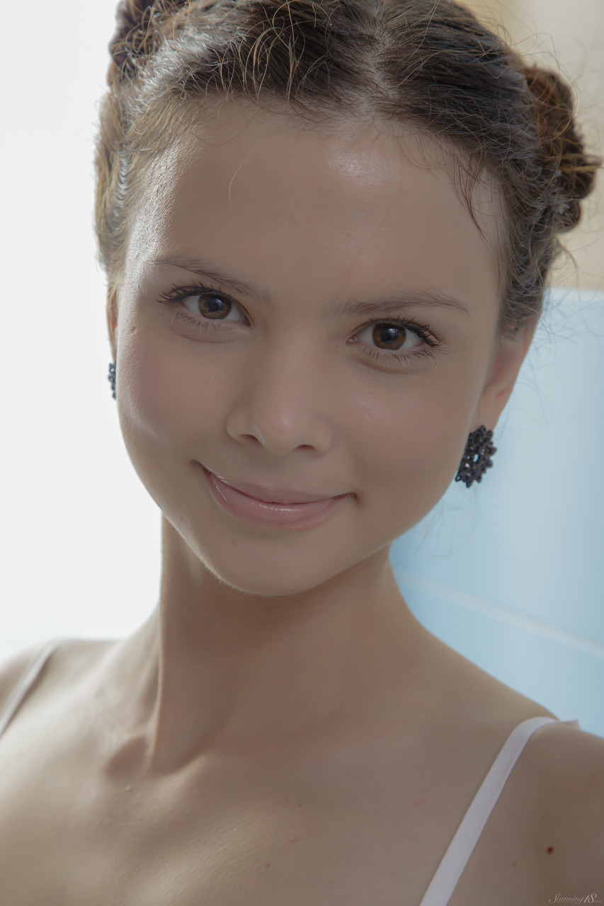 十代のアンジェリカ・パラムが自然な胸を見せてオナニー