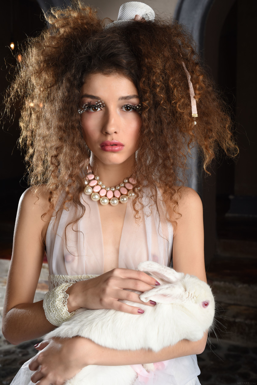 Petite Babe Cualy Se Déshabille Pour Montrer Ses Petits Seins Et Sa Chatte Rasée