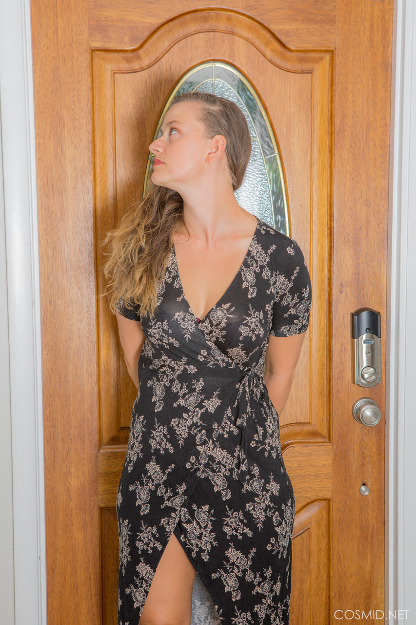 Mannequin Amateur Lillie Varga Expose Ses Fesses Nues Après Avoir Retiré Sa Longue Robe