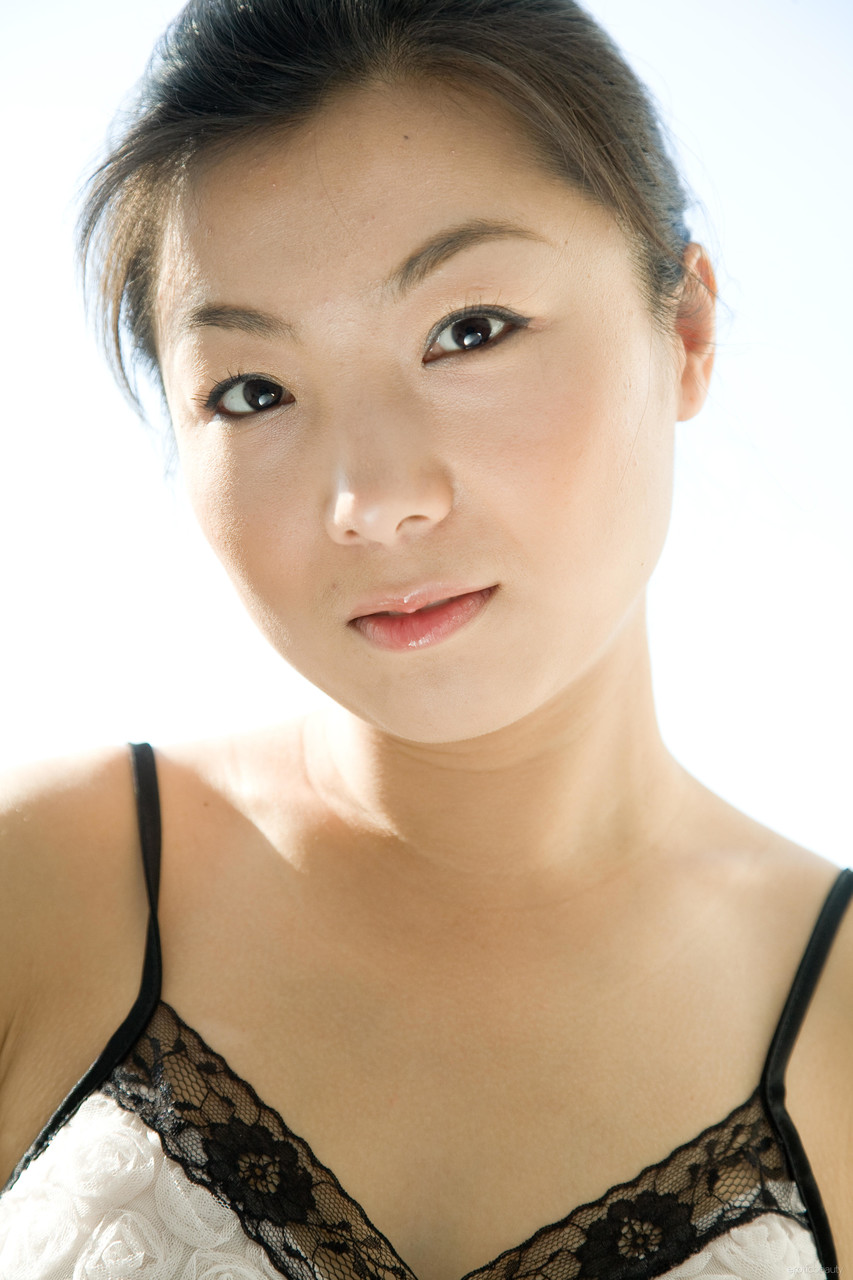 एडा ई, आकर्षक एशियाई किशोर, बड़े खाने योग्य क्लिट और पके हुए स्तन दिखाती है