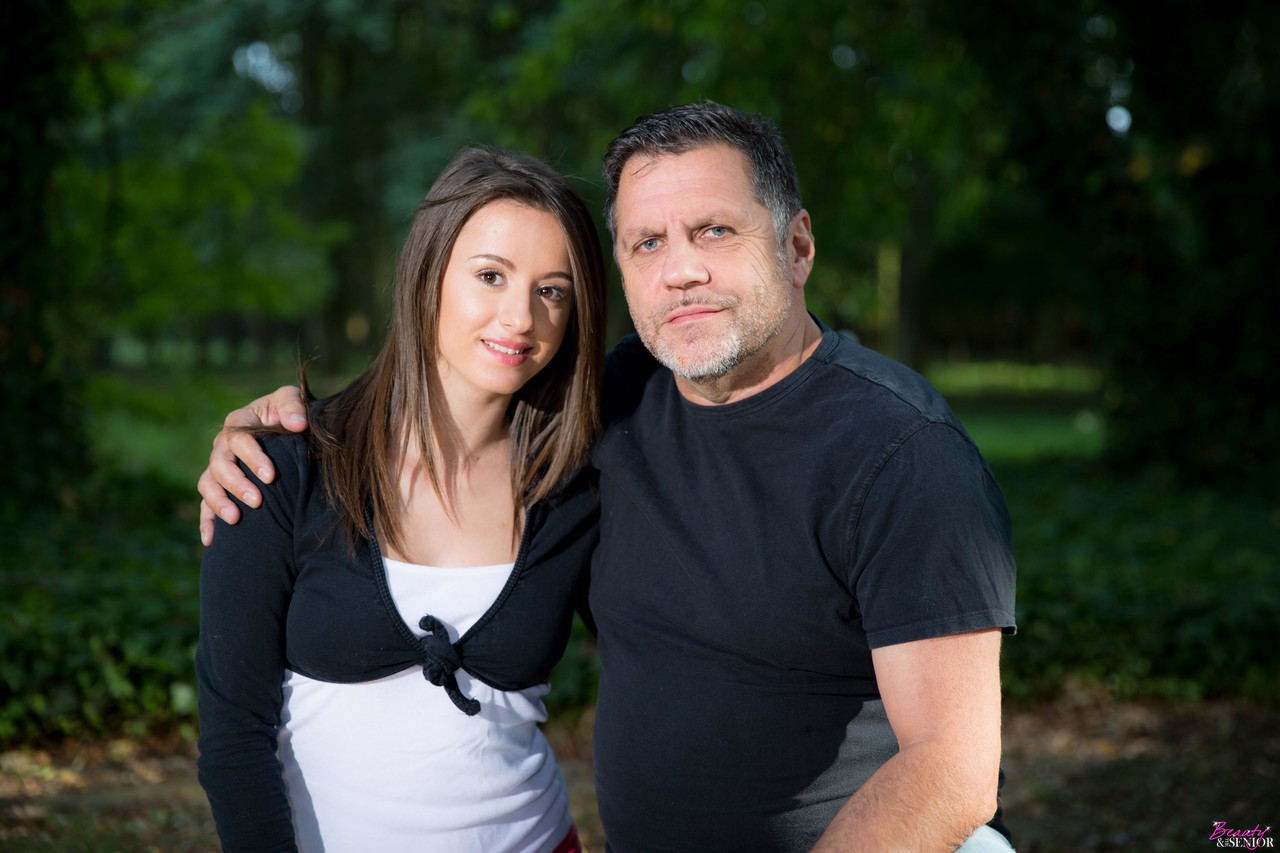 Velho Tarado Lambe E Fode A Jovem Gabriella Antes De Provar O Leitinho