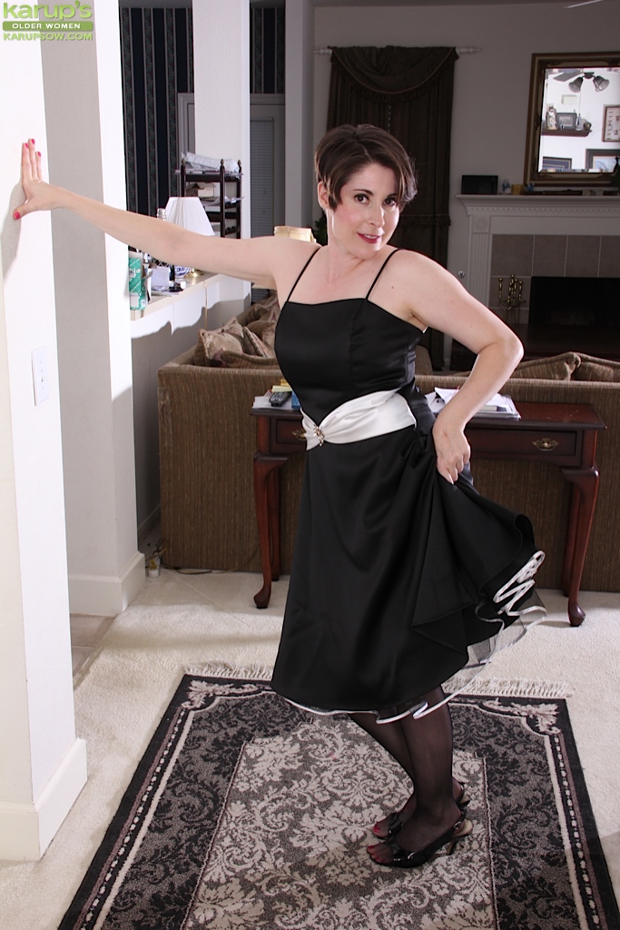 سادي جونز تكشف عن ثدييها الطبيعيين الكاملين للعب بالسيدة الناضجة