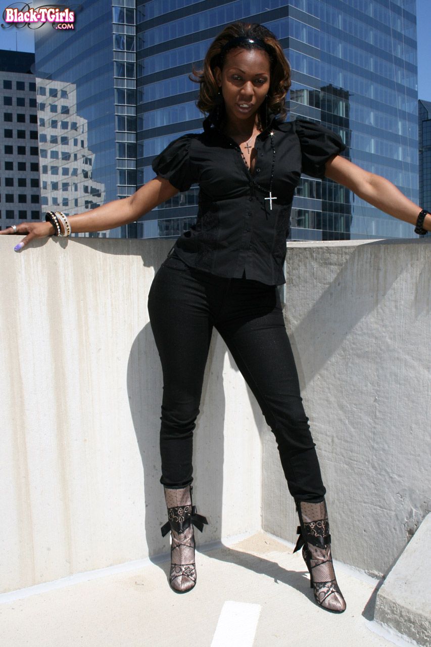 صور إباحية لسيدات كارتييه السوداء المتحولات جنسياً