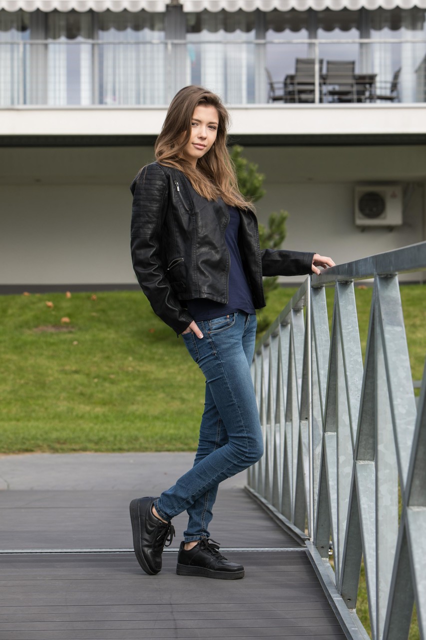 मिया आई अपनी टाइट गंजी चूत और बड़े स्तनों को सोलो खेल में प्रदर्शित करती हैं