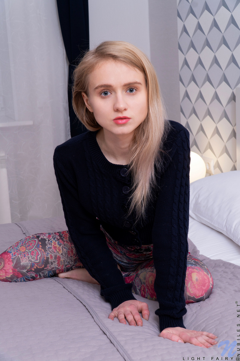 युवा लाइट परी नंगा होने के बाद अपने गुदा में सेक्स खिलौना डालती है