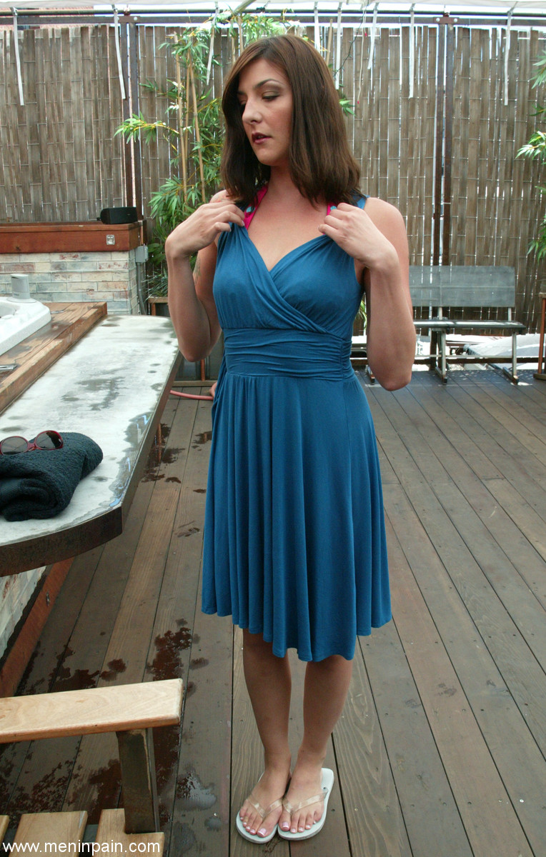 レクシ・バードットが覗き魔を捕まえて屈辱を与える