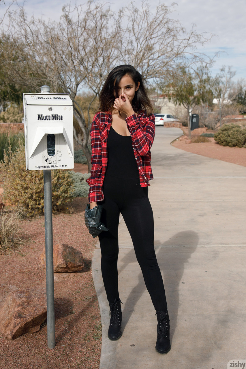 Petite Latine Alejandra Cobos Pose En Pantalon Moulant Et Chemise Dans L'espace Public