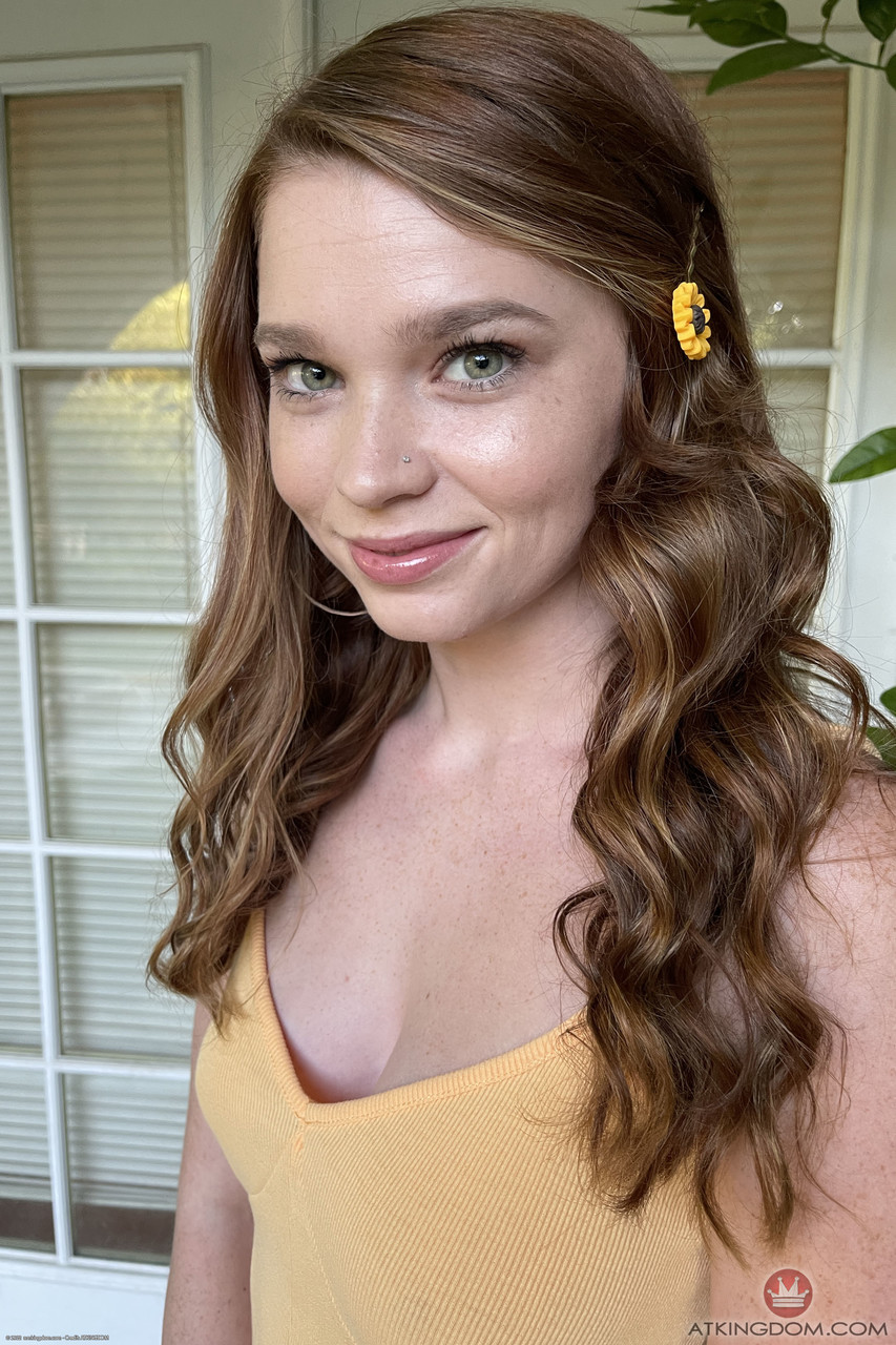 Adorável Garota Mazy Myers Tira A Calcinha E Mostra A Buceta Depilada