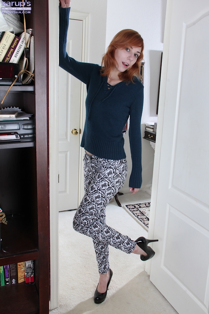 Nancy Reid Natural Tits Shaved Slit Amateur Display