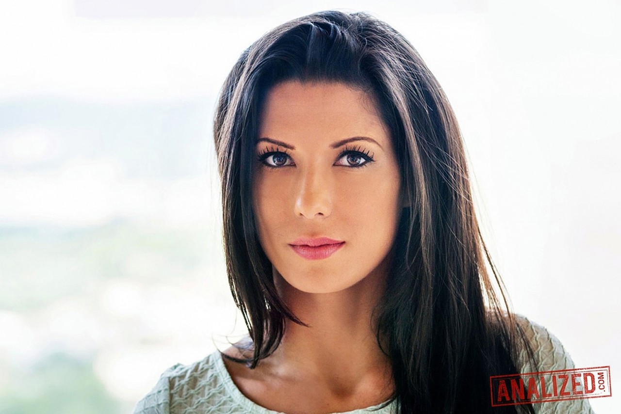 Femme Mûre Sexy Alexa Tomas Exposant Son Cul Alléchant