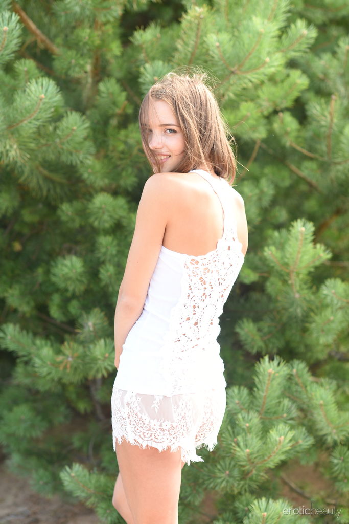 المراهقة الحلوة ماكسا تكشف جسدها الذي يحمل خطوط التسمير بجانب أشجار التنوب