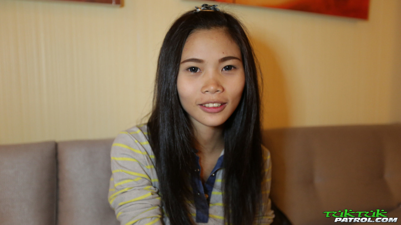 可愛いアジアの美女パオ・Oが美しいおっぱいを披露して巨根に跨る