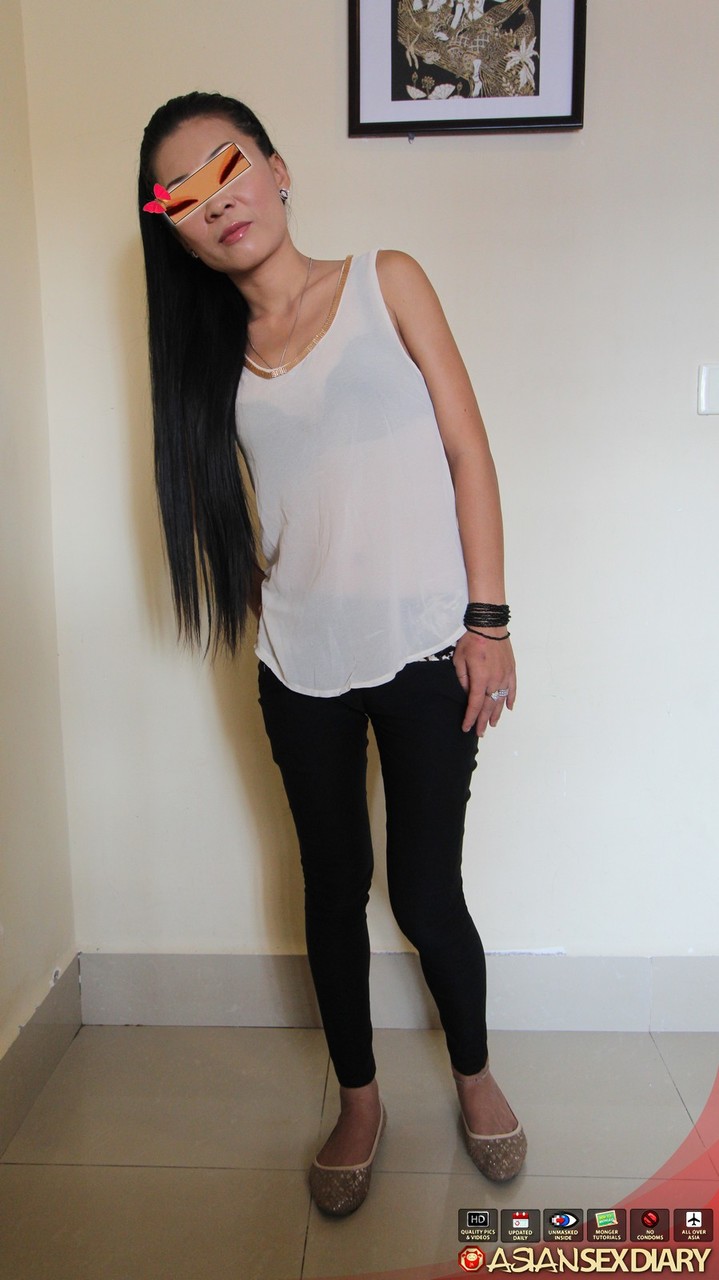 瘦弱亞洲素人女孩脫光迎接射在毛茸茸陰部的精液