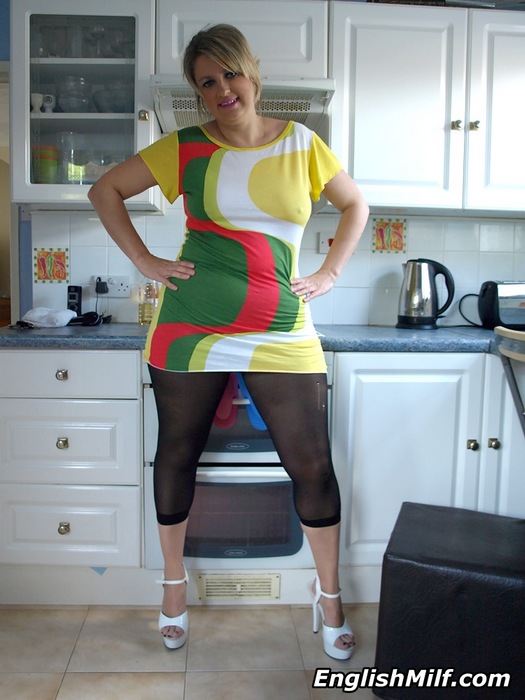 Solo Mature UK Housewife Rips Open Her Footless Hose