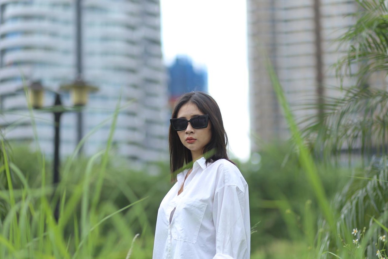 ग्लैमरस एशियाई लड़की रोज़ी नहतले अपने प्यारे आउटफिट में सार्वजनिक रूप से पोज़ दे रही है