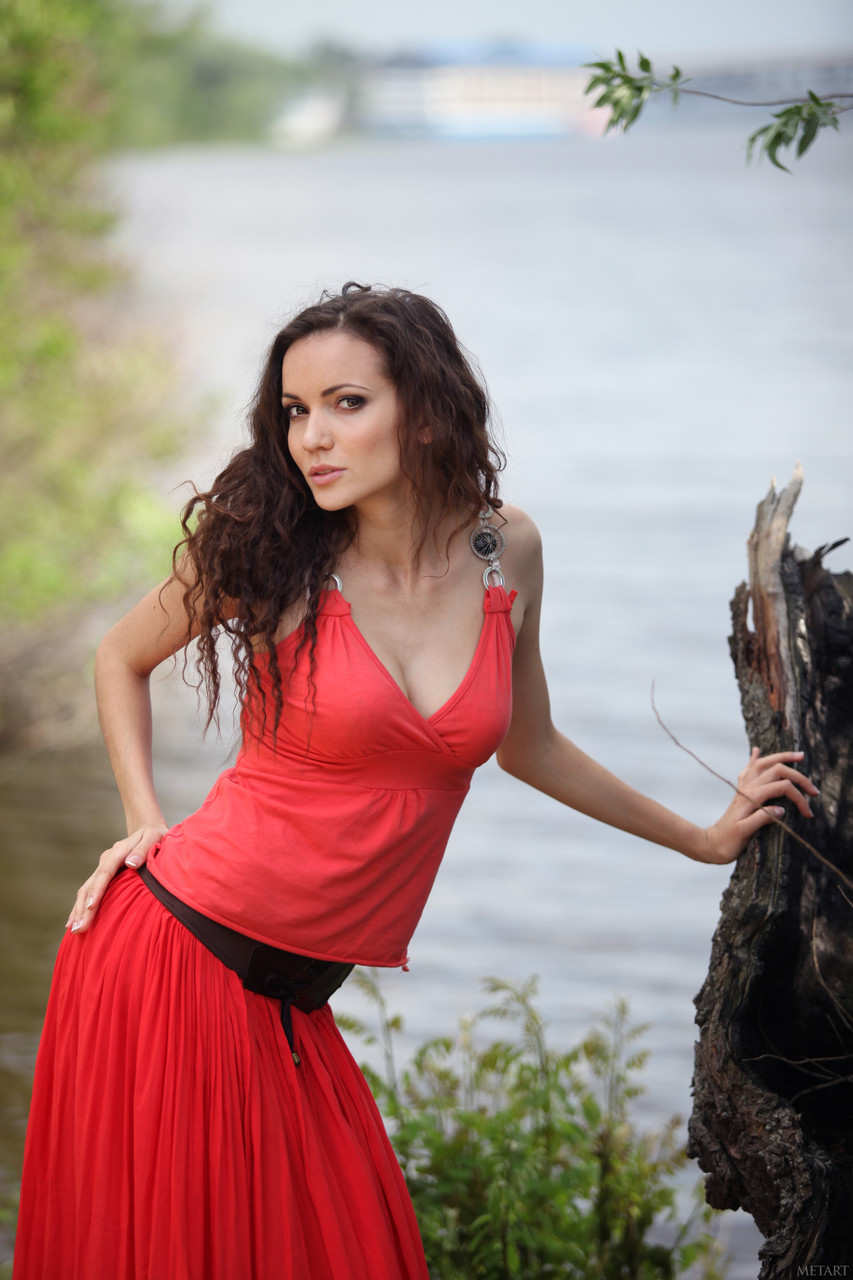 Met ArtがKolumbina Aをセンシュアルなヌードギャラリーにて紹介