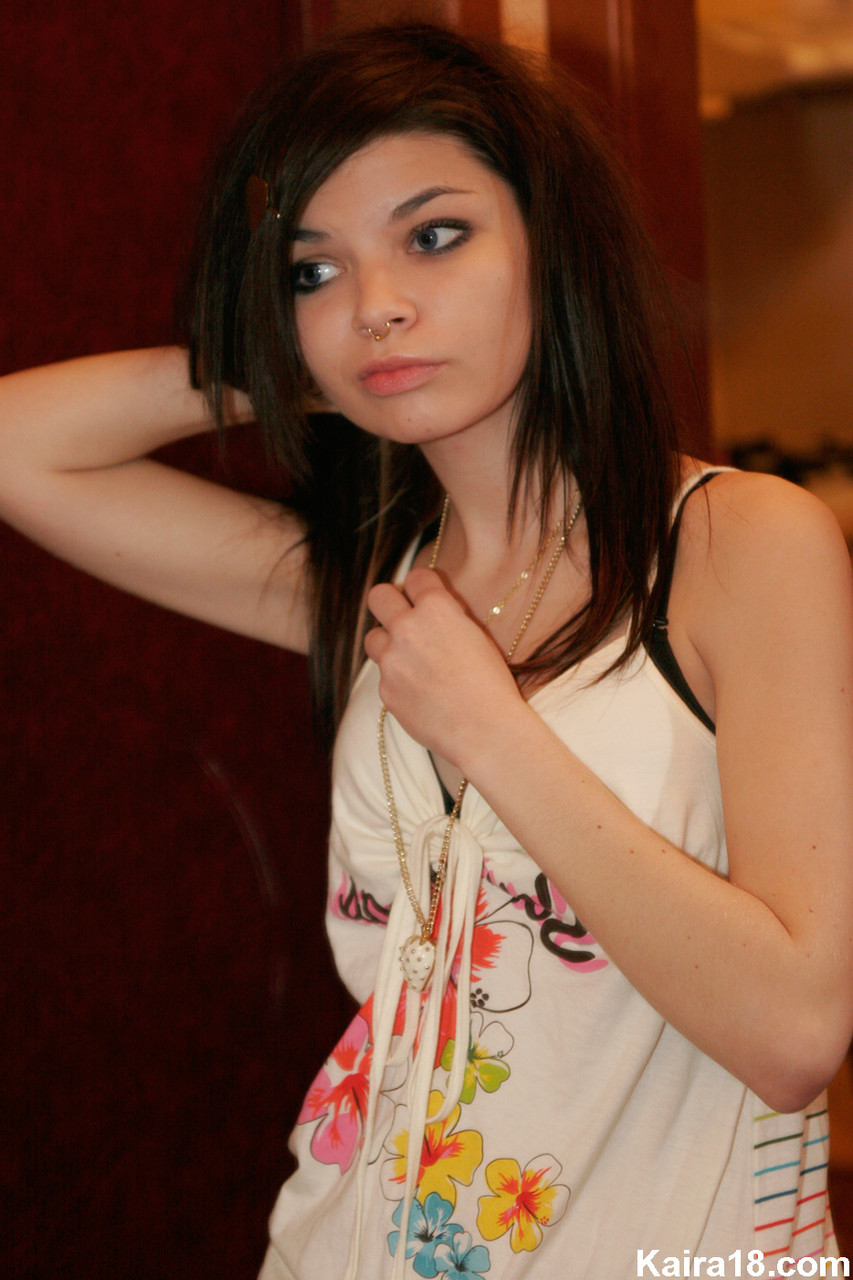 Kaira 18、バスルームで花と共に服を着てポーズをとる可愛い女の子