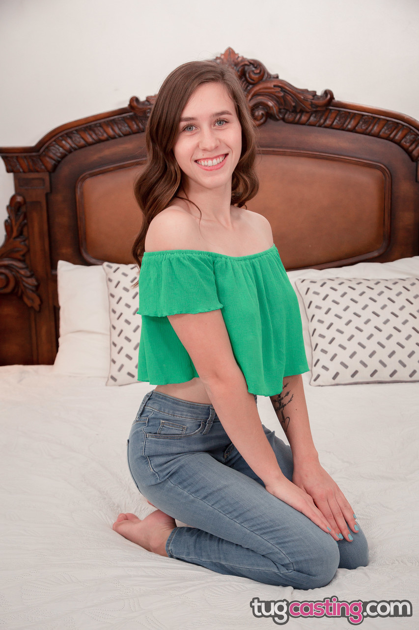 मुस्कराती हुई पूरी तरह से प्राकृतिक लड़की Kourtney Rae अद्भुत हस्तमैथुन देती है