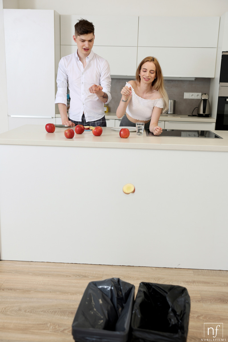 الشقراء الحمراء الشابة ليلي ستيل تركب فوق قضى فتى