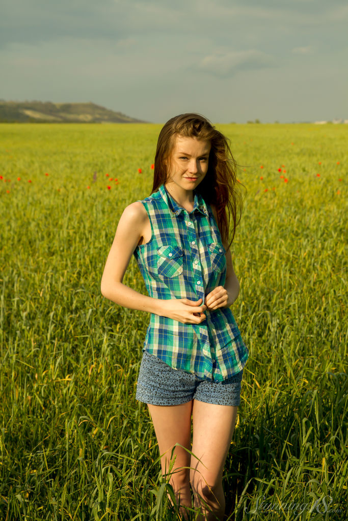 刚成年的乌尔皮娅V在户外炫耀丰满双乳和双腿间隙