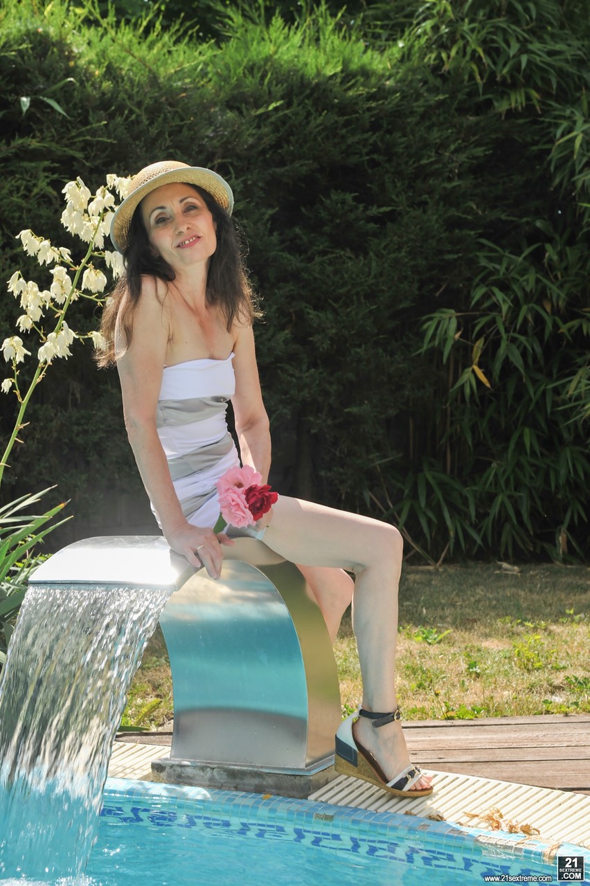 Brune Mûre Milf Fait Une Fellation Avant Une Creampie