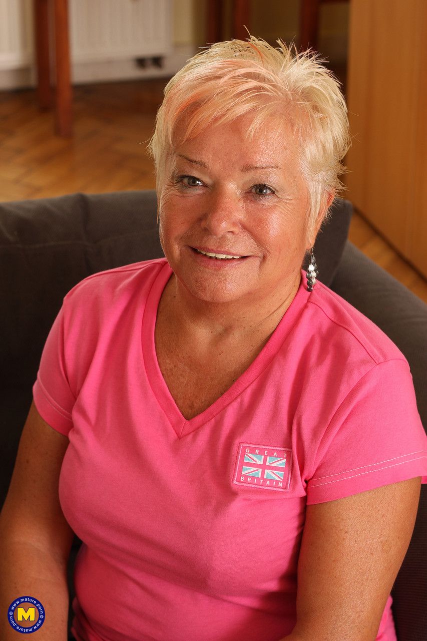 सुनहरे बालों वाली दादी वेरोना एम खुद को नंगा करती है रगड़ती है और अपने चौड़े खुले क्लैम के साथ खिलवाड़ करती है