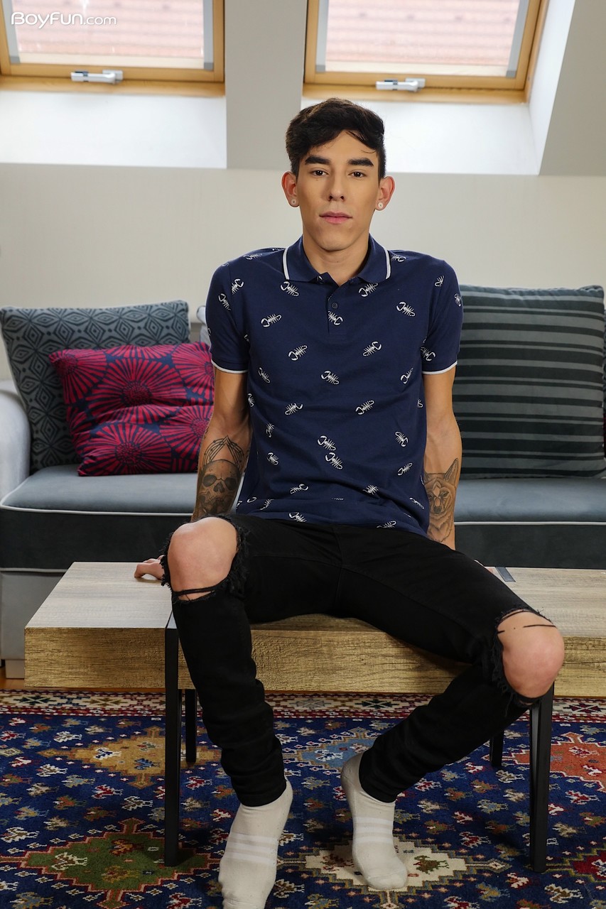 Roman Capellini 展示巨屌与紧翘菊洞