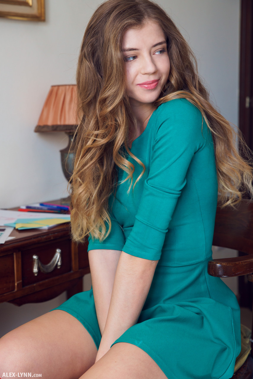 عارضة الأزياء المراهقة الجميلة كاي ج تخلع فستانها وملابسها الداخلية لتعرض عارية