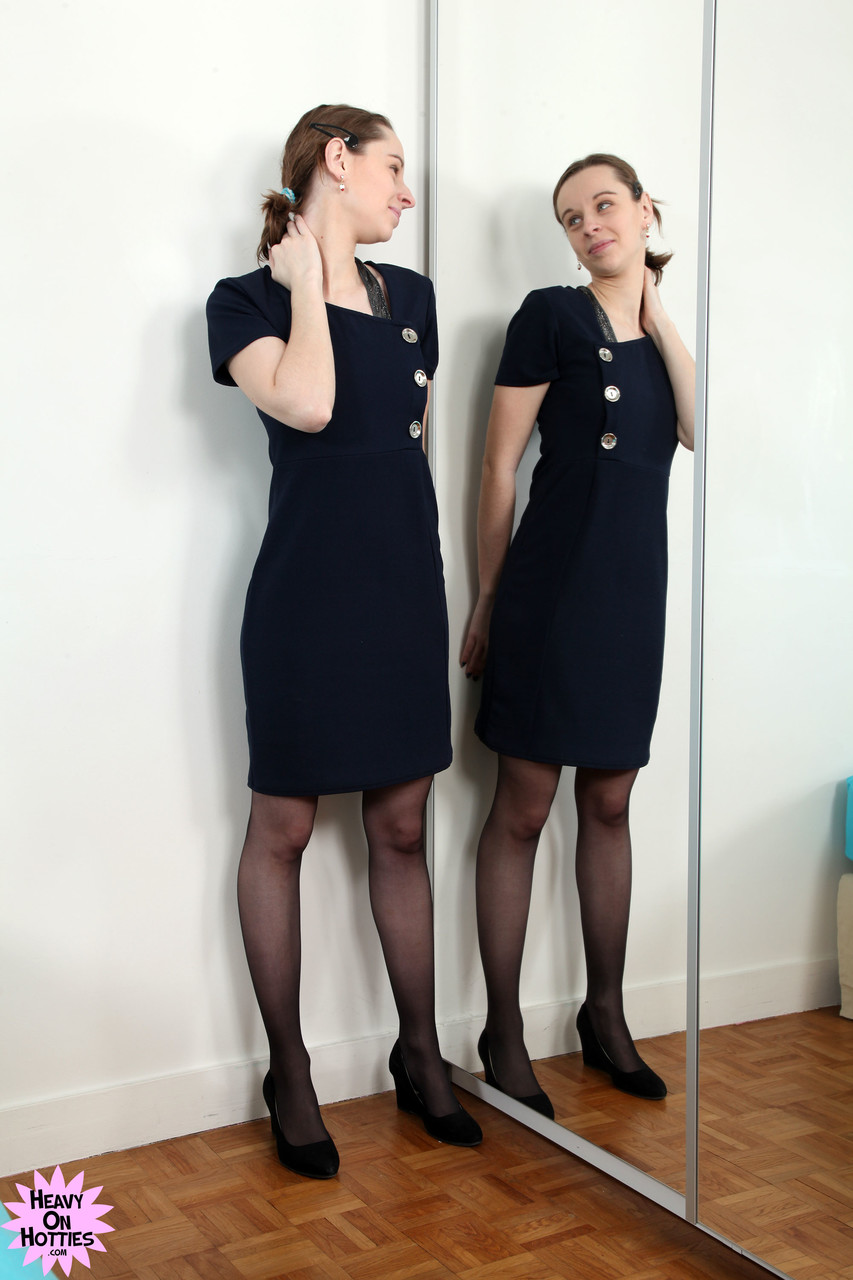 प्यारी शौकिया रोज़ बड अपने झांट वाली चूत और मीठे स्त्रन दिखाती है स्टॉकिंग्स में