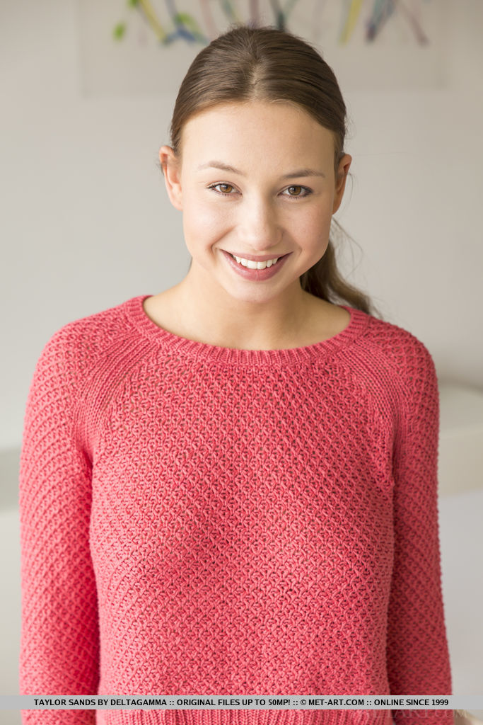 可愛い若いテイラー・サンズが綿のパンツでキャメルトーを見せて全裸になる