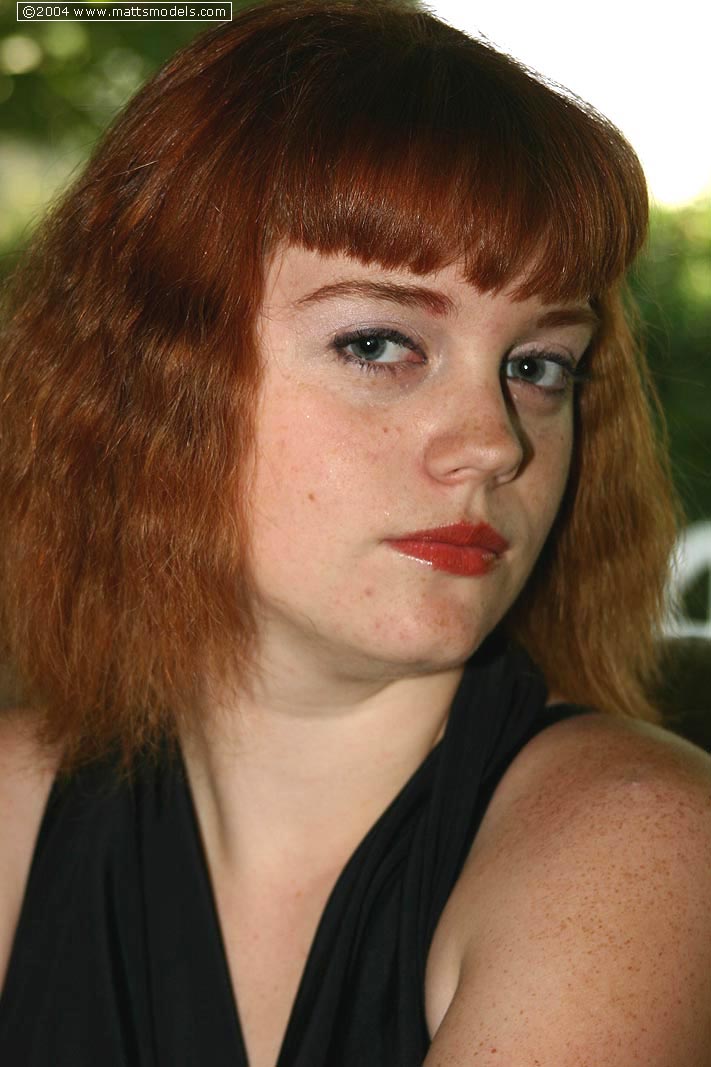 الحمراء الطبيعية سوير تمسك بثدييها الكبيرين أثناء التعري