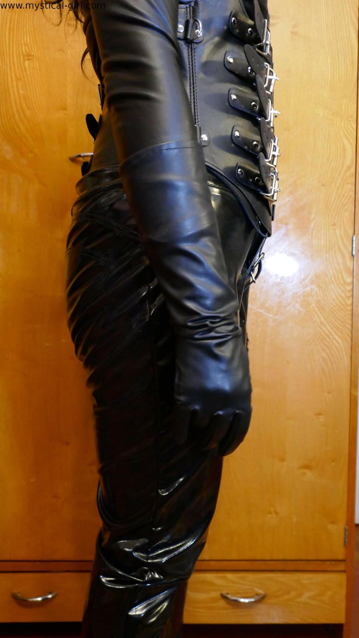 白人女模特在独演中穿着黑色恋物服饰