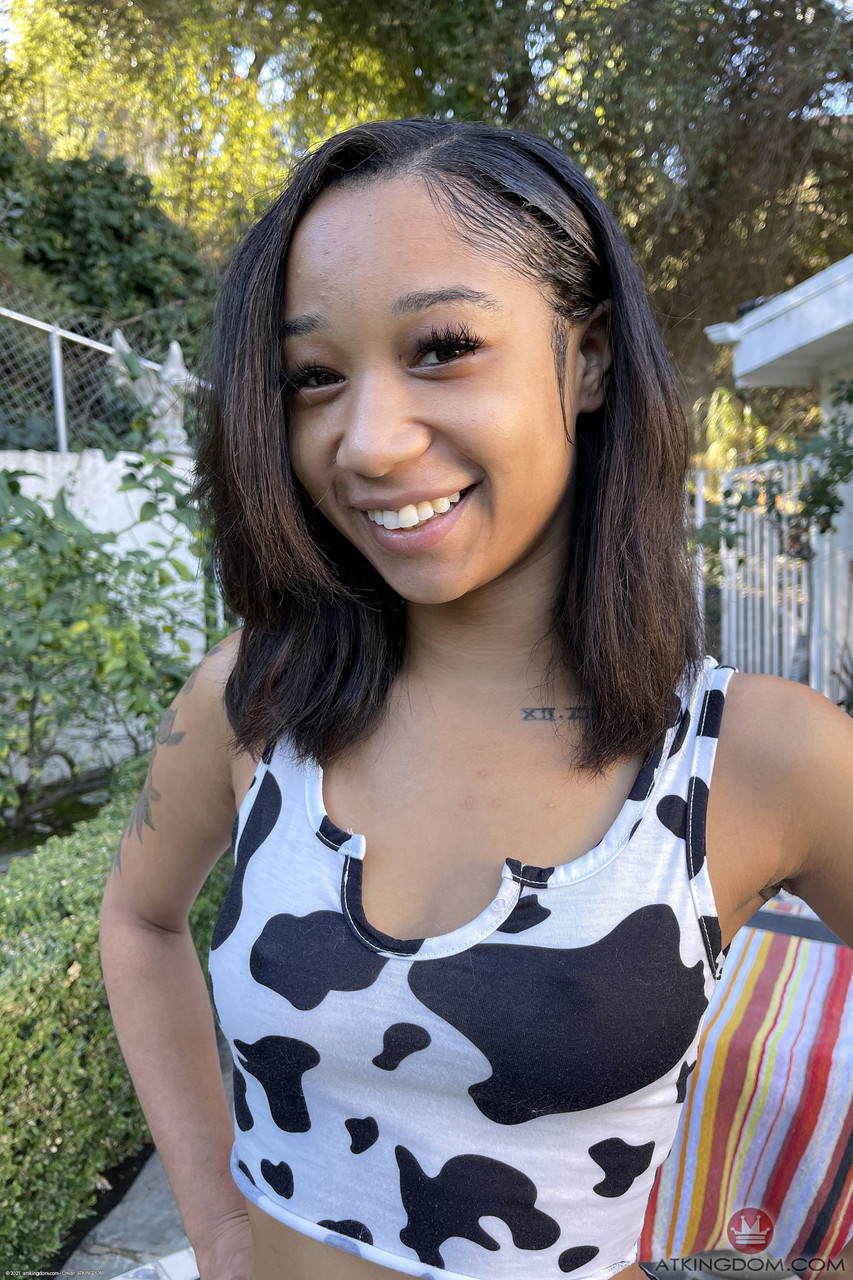 黑美人 Alicia Reign 近距离展示她剃光的阴部与卫生棉条