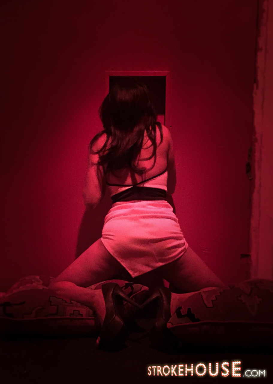 黒髪美女ニア・ロスがグローリーホールでフェラしている間にアナルプラグを見せる