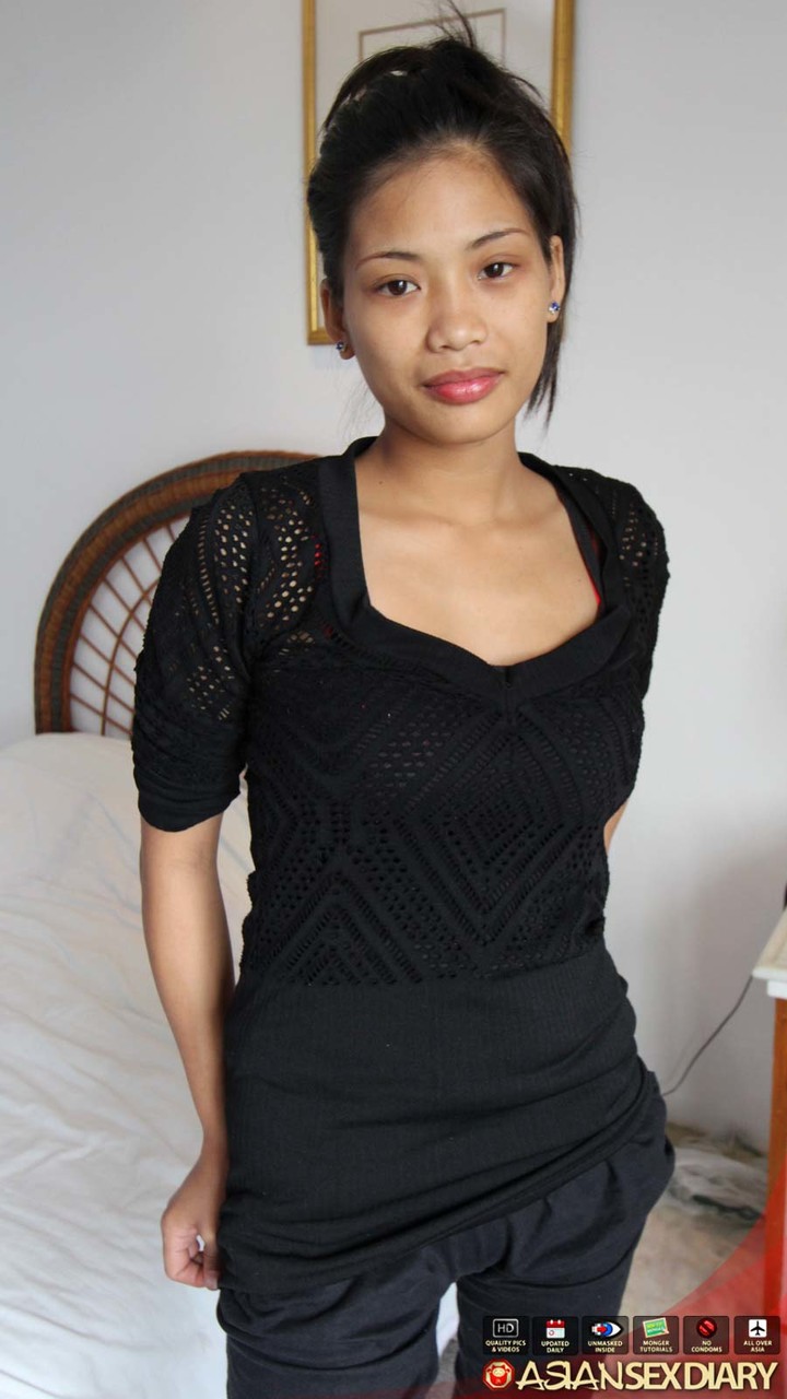 菲律宾薄女孩展示她的光头逼在性游客前自慰