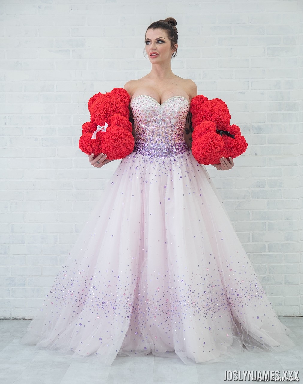 Mature Bride Joslyn James Flaunts Sexy Cleavage In Wedding Dress