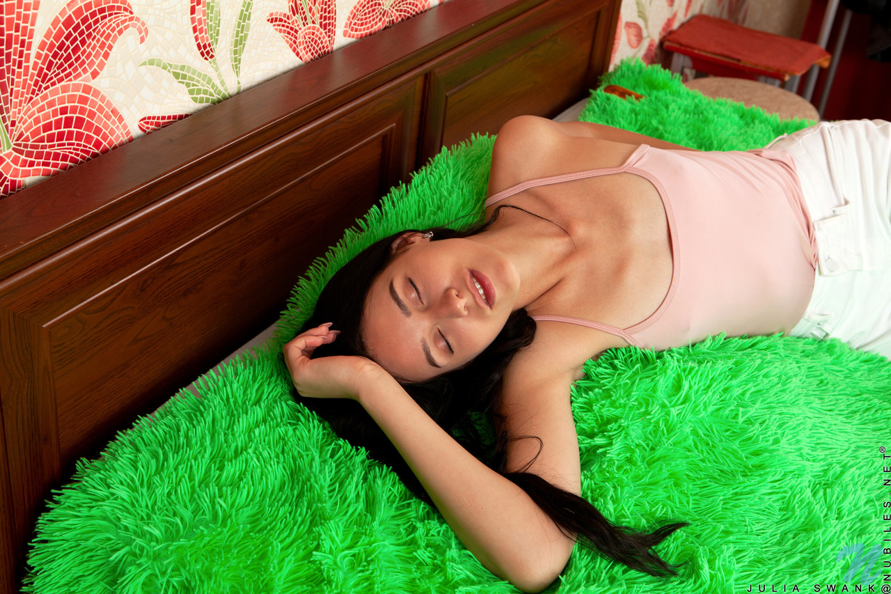 लंबे बालों वाली साँवली जूलिया स्वैंक अपनी चिकनी चूत में उंगली करती है