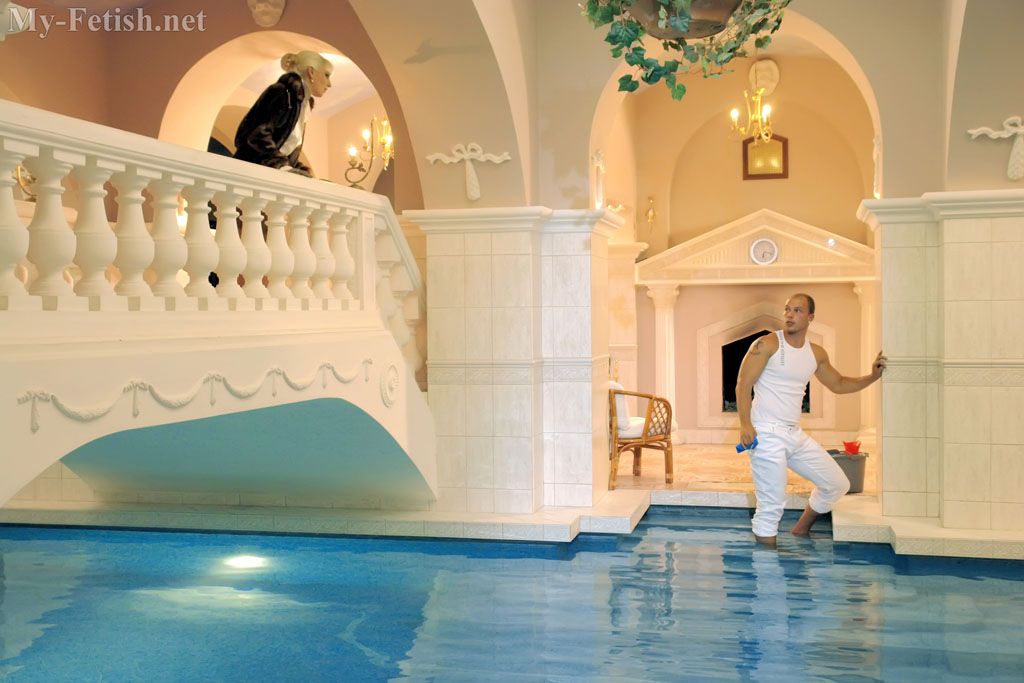 Rubia Completamente Vestida Se Mete En Una Piscina Interior Para Sexo Hardcore