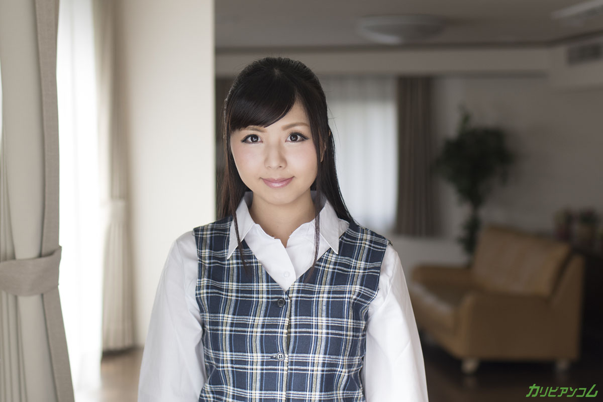 जापानी स्कूली छात्रा आई मिसाकी काउच पर झुककर बेरहमी से चुदी