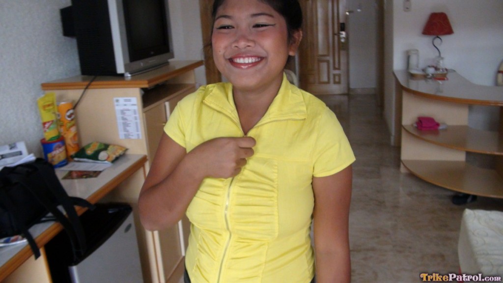 嬌小菲律賓公主吸吮白人陰莖取精