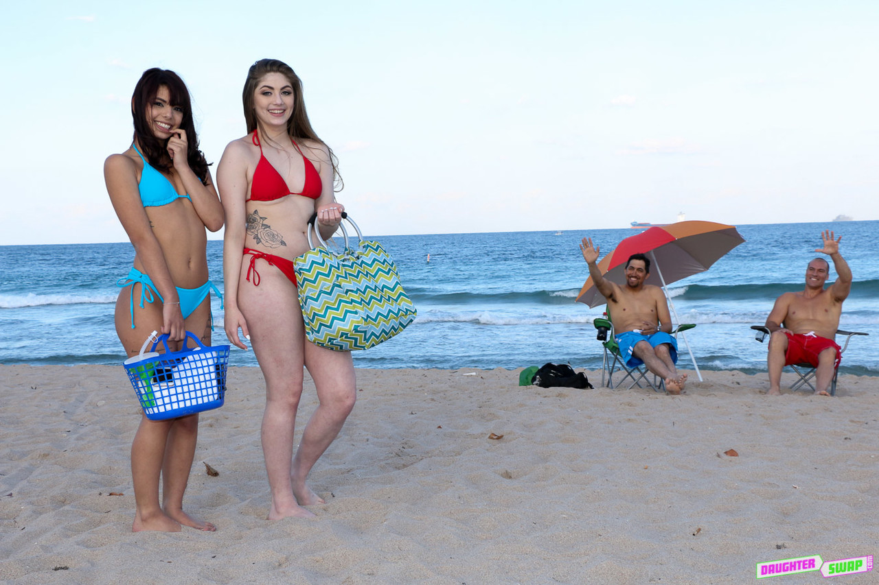 拉丁青少年吉娜·瓦伦蒂娜和科比·布莱恩交换父亲进行硬核四人行