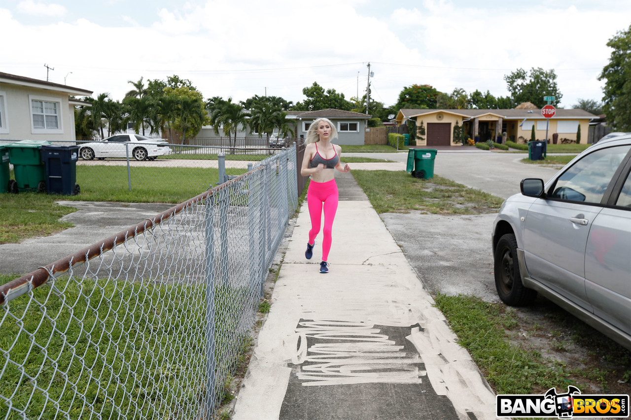 الثدي الكبير شقراء الأم المثيرة كاتي مونرو تأخذ الزب وتحصل على كريمبي