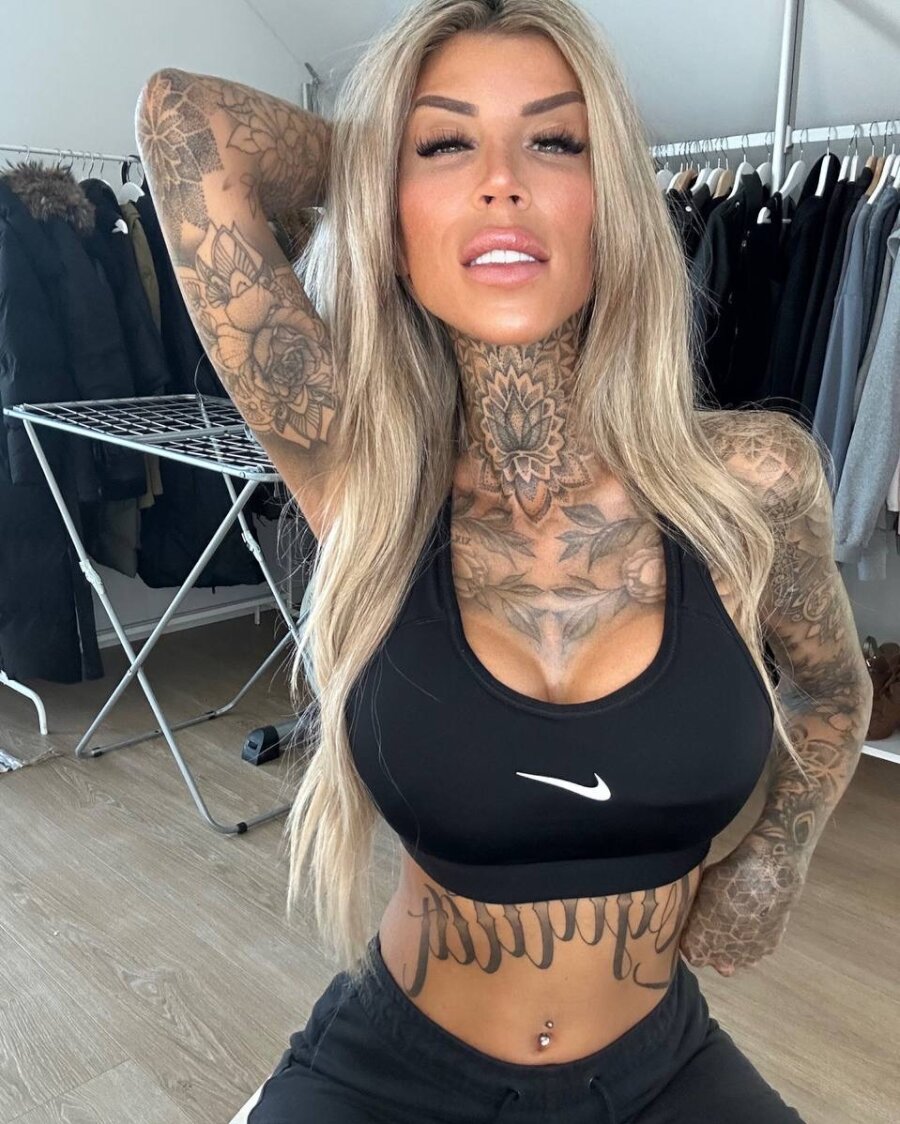 Deslumbrante Gata Exibe Seus Seios Lindos Enquanto Mostra Suas Tatuagens