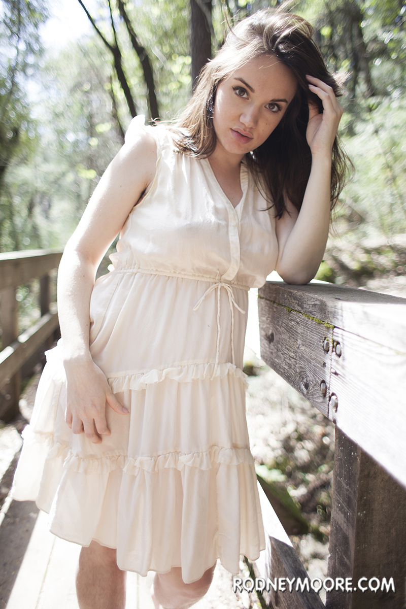 باريس لينكولن: دمية حامل تخلع فستانها في الهواء الطلق وتُظهر كسها المشعر