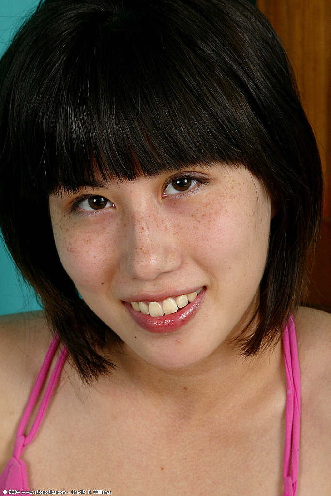 アジアの新人がジーンズとパンツを脱いで毛深いマンコを明らかにする