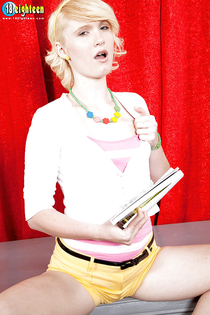 年轻金发Lila Rose小胸呻吟摄像头前蹭阴