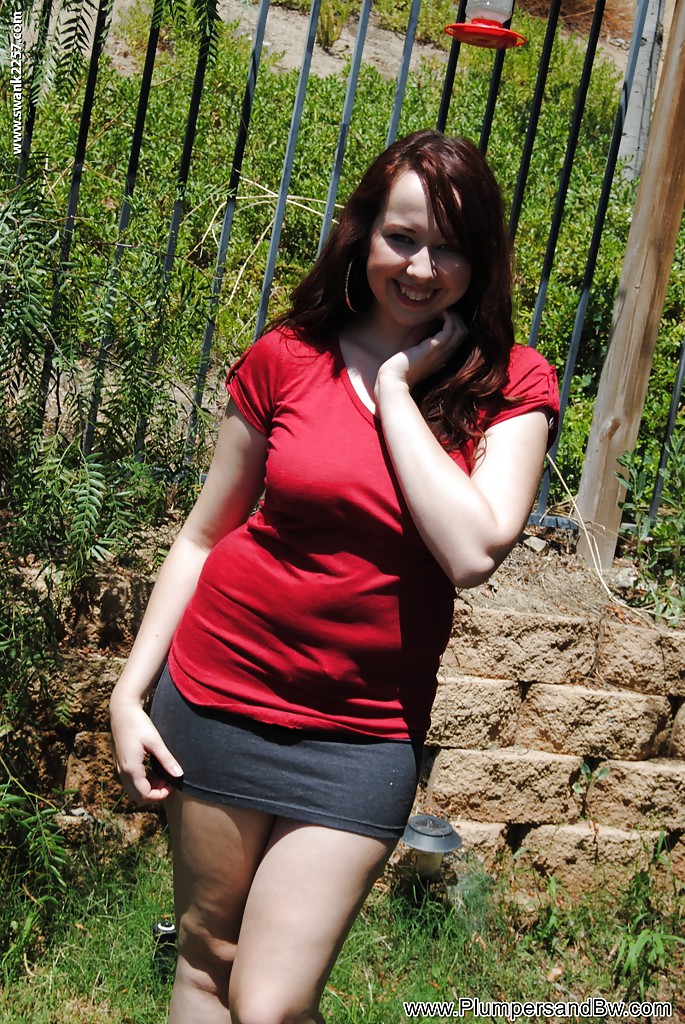 Flashing Chubby Alisyn Shows Natural Rack Outdoors