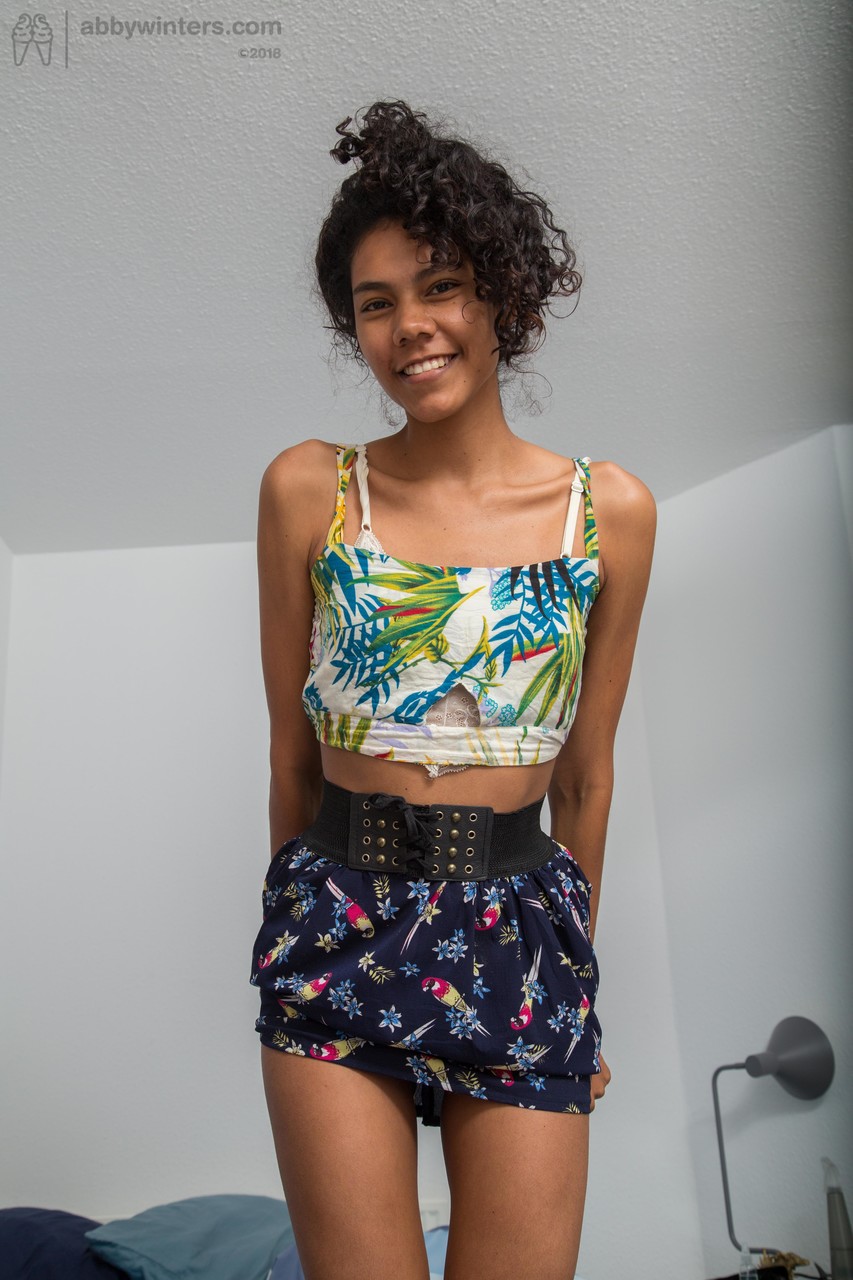 可爱的小胸女孩喜欢热手指插入和剃光的阴部